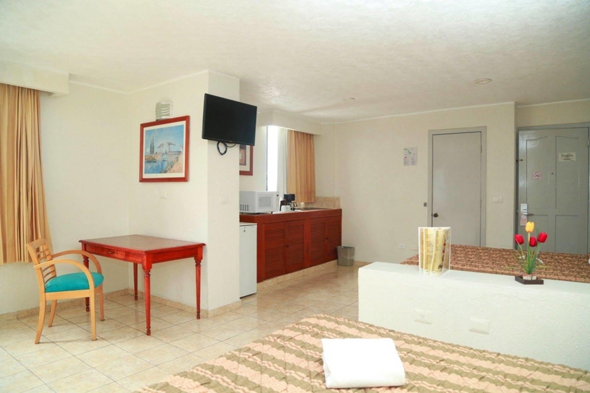 Hotel & Suites Real Del Lago Villahermosa Bagian luar foto