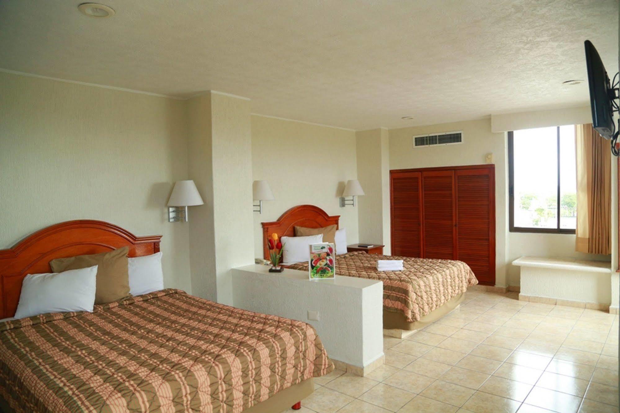 Hotel & Suites Real Del Lago Villahermosa Bagian luar foto